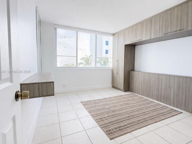 1-bedroom condo for sale in Miami Beach - 5005 Collins Ave 823 - MondialRealty