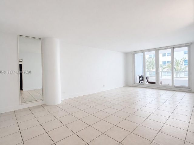 1-bedroom condo for sale in Miami Beach - 5005 Collins Ave 823 - MondialRealty