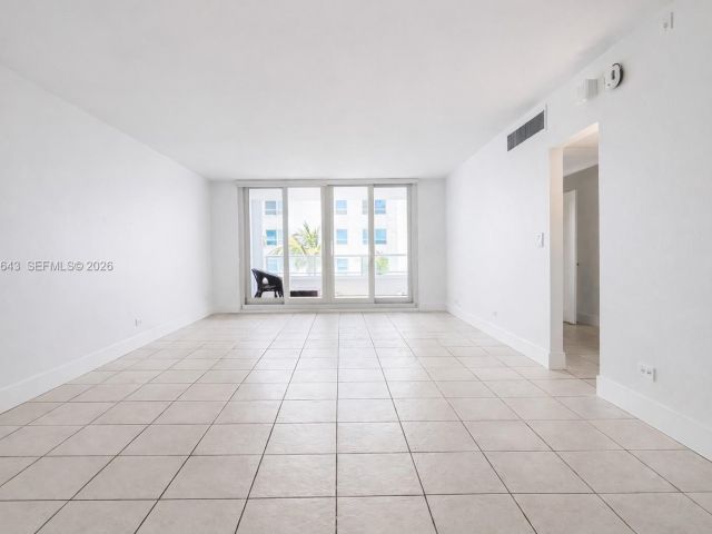 1-bedroom condo for sale in Miami Beach - 5005 Collins Ave 823 - MondialRealty