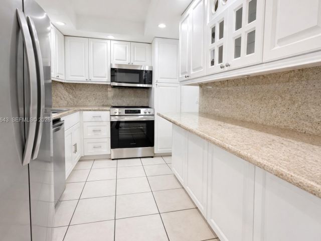 1-bedroom condo for sale in Miami Beach - 5005 Collins Ave 823 - MondialRealty