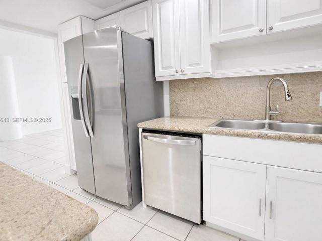 1-bedroom condo for sale in Miami Beach - 5005 Collins Ave 823 - MondialRealty