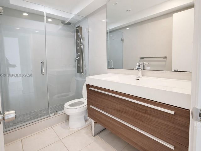 1-bedroom condo for sale in Miami Beach - 5005 Collins Ave 823 - MondialRealty