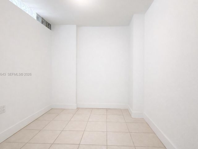 1-bedroom condo for sale in Miami Beach - 5005 Collins Ave 823 - MondialRealty