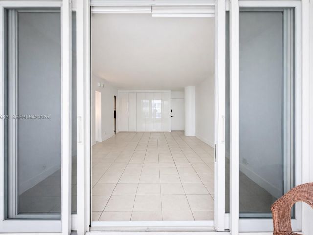 1-bedroom condo for sale in Miami Beach - 5005 Collins Ave 823 - MondialRealty
