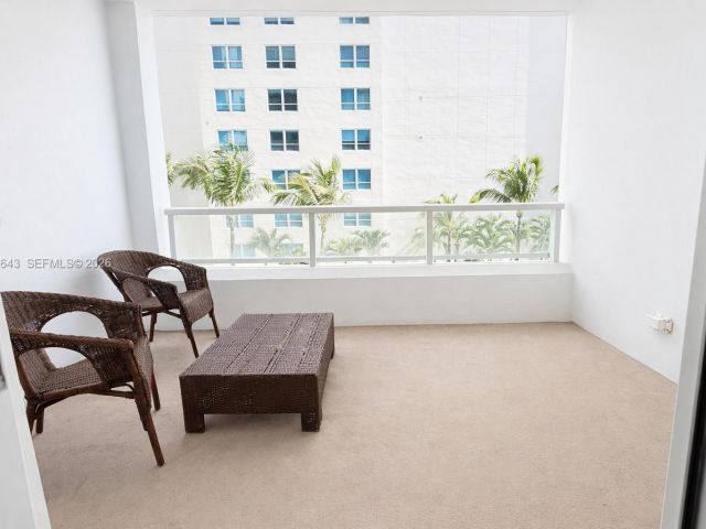 1-bedroom condo for sale in Miami Beach - 5005 Collins Ave 823 - MondialRealty