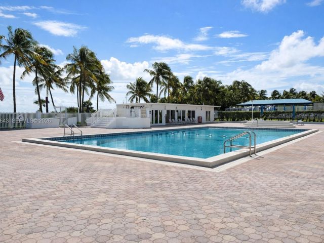 1-bedroom condo for sale in Miami Beach - 5005 Collins Ave 823 - MondialRealty