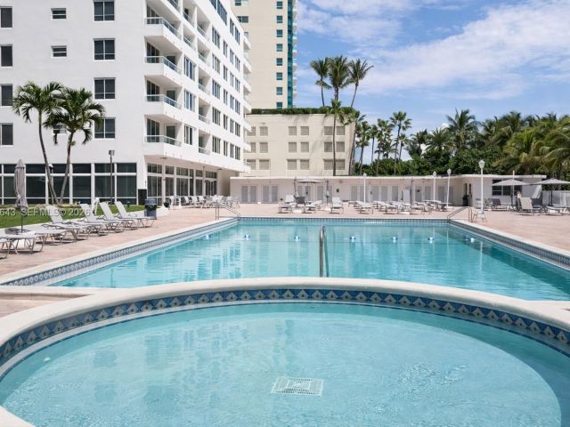 1-bedroom condo for sale in Miami Beach - 5005 Collins Ave 823 - MondialRealty