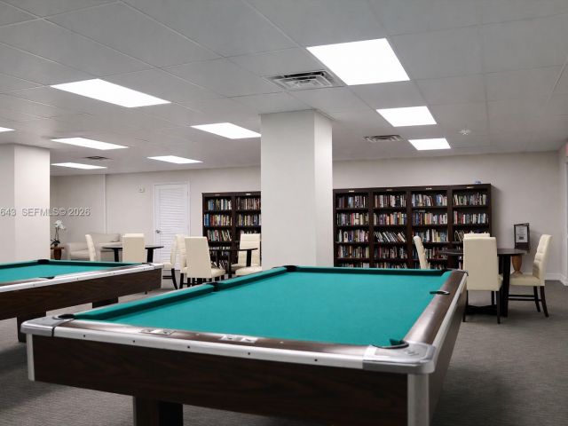 1-bedroom condo for sale in Miami Beach - 5005 Collins Ave 823 - MondialRealty