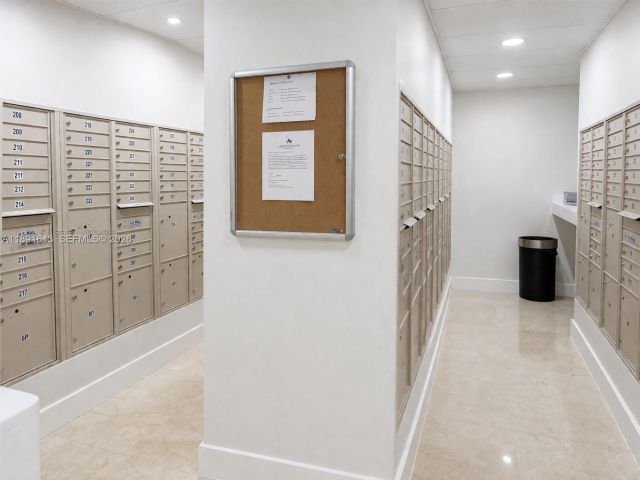 1-bedroom condo for sale in Miami Beach - 5005 Collins Ave 823 - MondialRealty