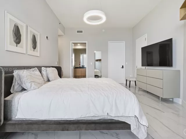 2-bedroom condo for sale in Sunny Isles Beach - 16001 Collins Ave 3705 - MondialRealty