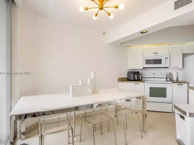 2-bedroom condo for sale in Sunny Isles Beach - 16425 Collins Ave 512 - MondialRealty