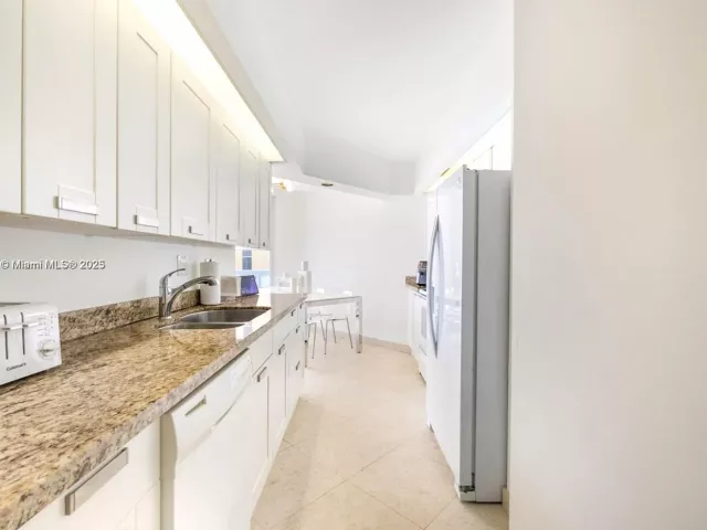 2-bedroom condo for sale in Sunny Isles Beach - 16425 Collins Ave 512 - MondialRealty