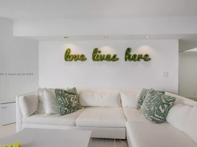 2-bedroom condo for sale in Sunny Isles Beach - 16425 Collins Ave 512 - MondialRealty