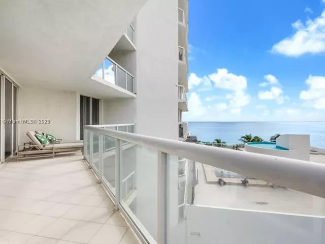 2-bedroom condo for sale in Sunny Isles Beach - 16425 Collins Ave 512 - MondialRealty