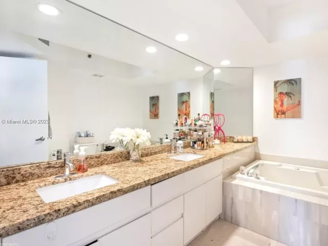 2-bedroom condo for sale in Sunny Isles Beach - 16425 Collins Ave 512 - MondialRealty