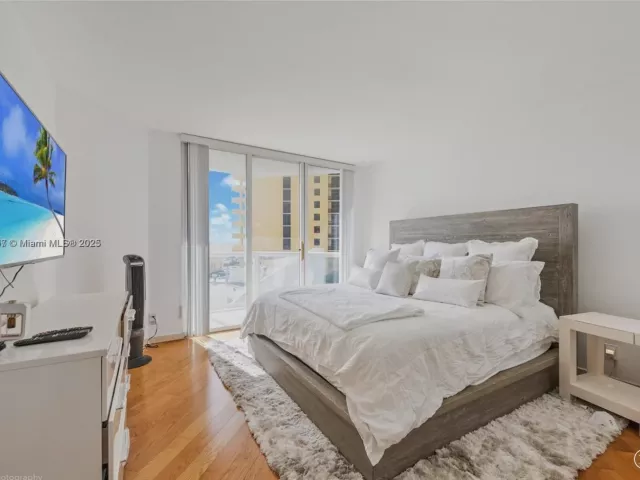 2-bedroom condo for sale in Sunny Isles Beach - 16425 Collins Ave 512 - MondialRealty