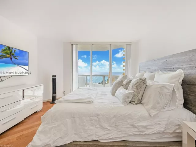 2-bedroom condo for sale in Sunny Isles Beach - 16425 Collins Ave 512 - MondialRealty