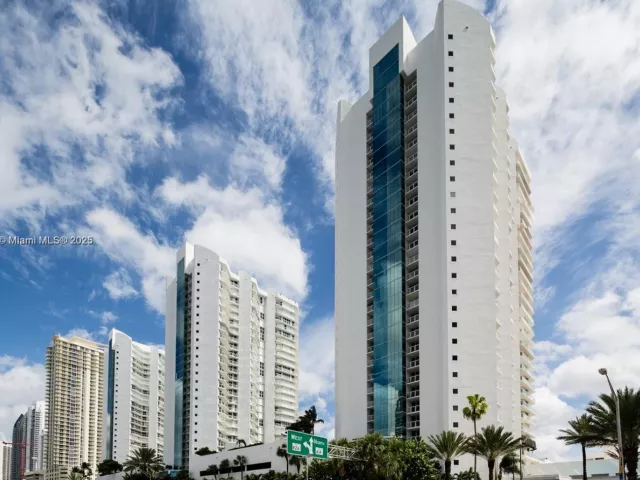2-bedroom condo for sale in Sunny Isles Beach - 16425 Collins Ave 512 - MondialRealty