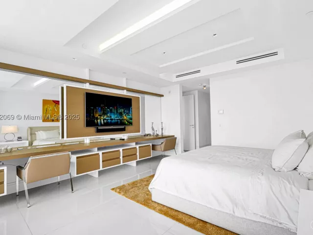 4-bedroom condo for sale in Bal Harbour - 9701 Collins Ave 2103S - MondialRealty