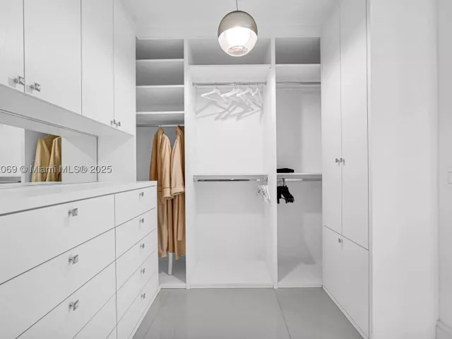 4-bedroom condo for sale in Bal Harbour - 9701 Collins Ave 2103S - MondialRealty