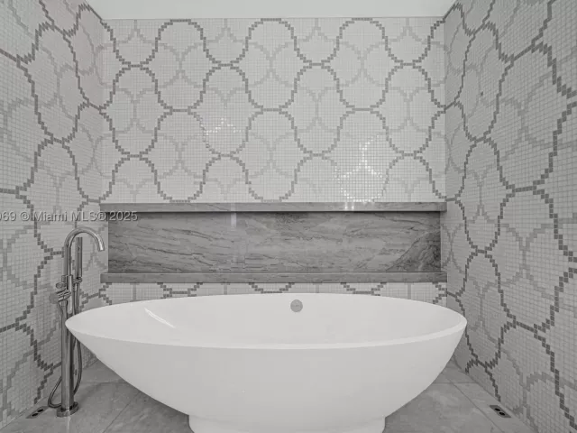 4-bedroom condo for sale in Bal Harbour - 9701 Collins Ave 2103S - MondialRealty