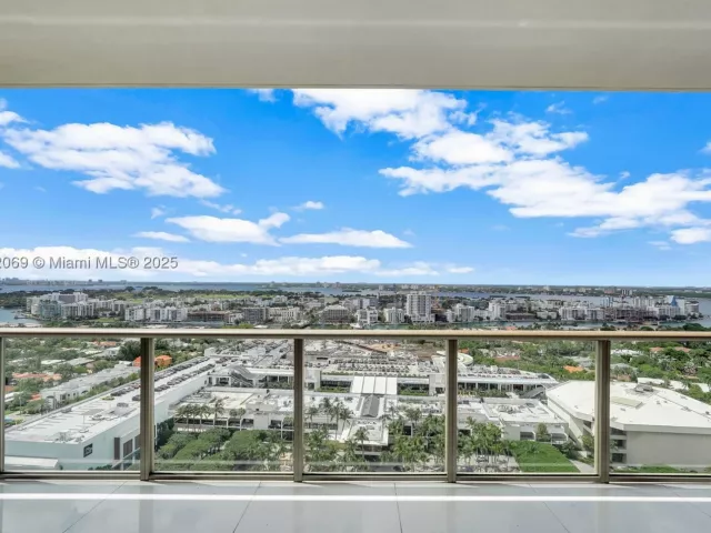 4-bedroom condo for sale in Bal Harbour - 9701 Collins Ave 2103S - MondialRealty