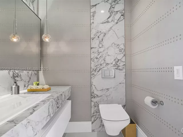 4-bedroom condo for sale in Bal Harbour - 9701 Collins Ave 2103S - MondialRealty