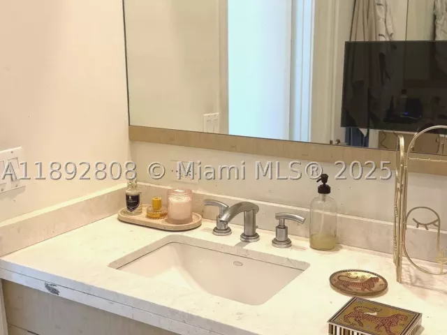 2-bedroom condo for sale in Miami - 900 Brickell Key Blvd 2602 - MondialRealty