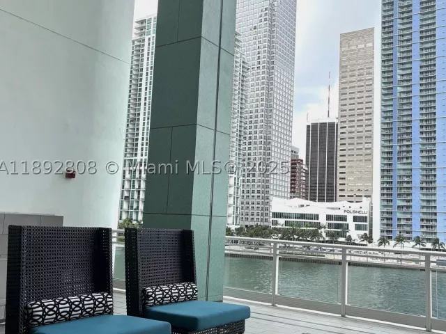2-bedroom condo for sale in Miami - 900 Brickell Key Blvd 2602 - MondialRealty
