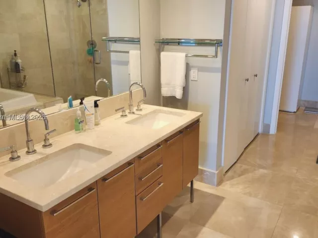 3-bedroom condo for rent in Sunny Isles Beach - 17001 Collins Ave 3705 - MondialRealty