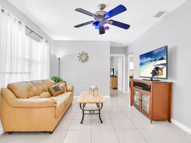 3-bedroom home for sale in West Palm Beach - 822 Avenida Hermosa - MondialRealty