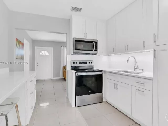 3-bedroom home for sale in West Palm Beach - 822 Avenida Hermosa - MondialRealty