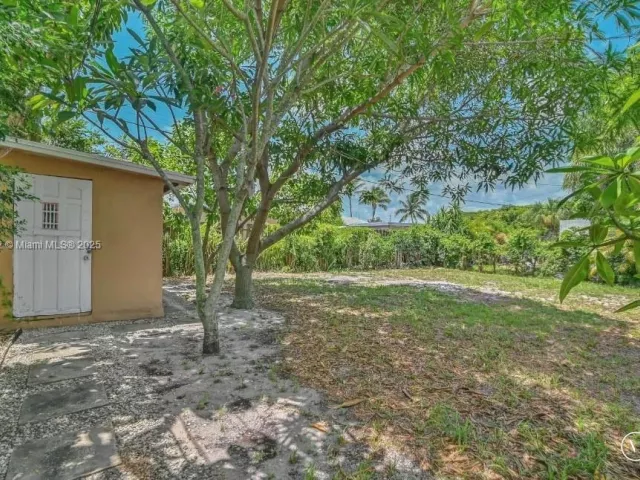 3-bedroom home for sale in West Palm Beach - 822 Avenida Hermosa - MondialRealty