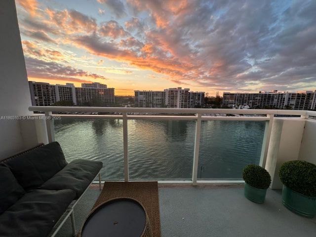 1-bedroom condo for rent in Hollywood - 3000 S Ocean Dr 612 - MondialRealty