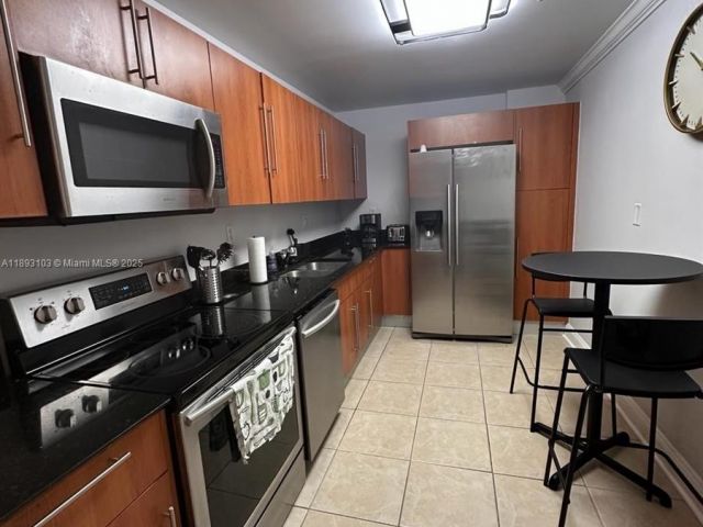 1-bedroom condo for rent in Hollywood - 3000 S Ocean Dr 612 - MondialRealty
