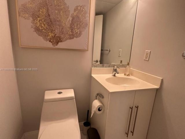 1-bedroom condo for rent in Hollywood - 3000 S Ocean Dr 612 - MondialRealty