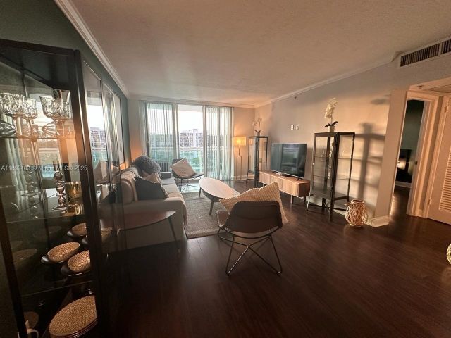 1-bedroom condo for rent in Hollywood - 3000 S Ocean Dr 612 - MondialRealty