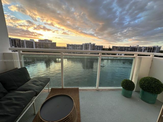 1-bedroom condo for rent in Hollywood - 3000 S Ocean Dr 612 - MondialRealty