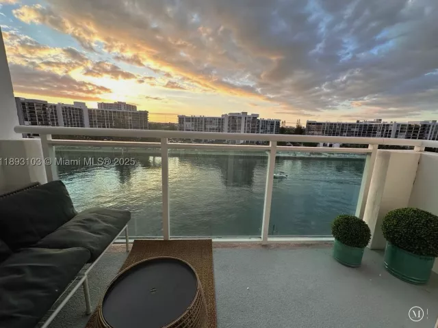 1-bedroom condo for rent in Hollywood - 3000 S Ocean Dr 612 - MondialRealty
