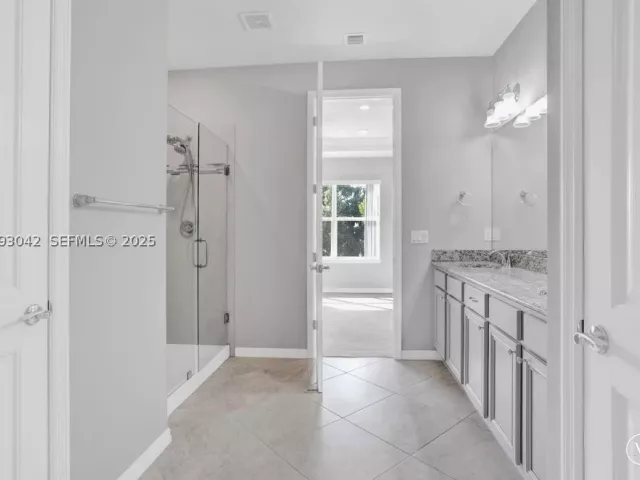 3-bedroom home for sale in Hollywood - 1422 Silk Oak Dr - MondialRealty