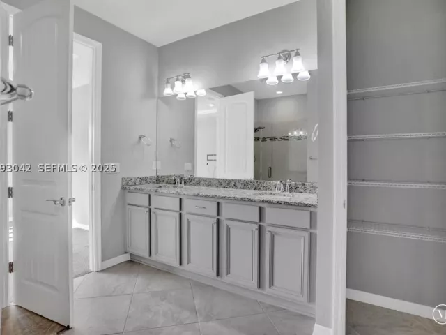 3-bedroom home for sale in Hollywood - 1422 Silk Oak Dr - MondialRealty