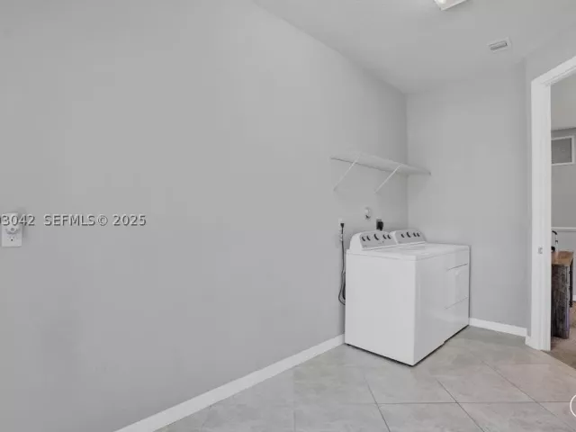 3-bedroom home for sale in Hollywood - 1422 Silk Oak Dr - MondialRealty