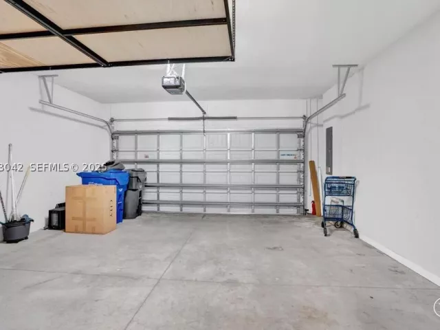 3-bedroom home for sale in Hollywood - 1422 Silk Oak Dr - MondialRealty