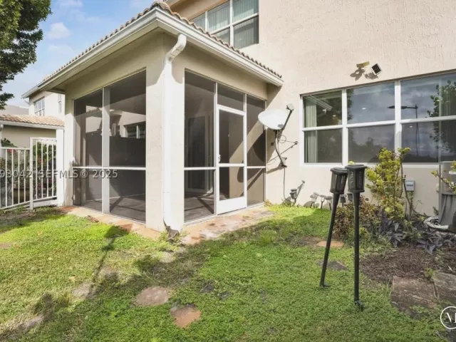 3-bedroom home for sale in Hollywood - 1422 Silk Oak Dr - MondialRealty