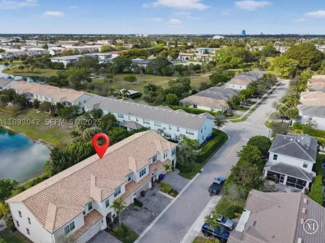 3-bedroom home for sale in Hollywood - 1422 Silk Oak Dr - MondialRealty