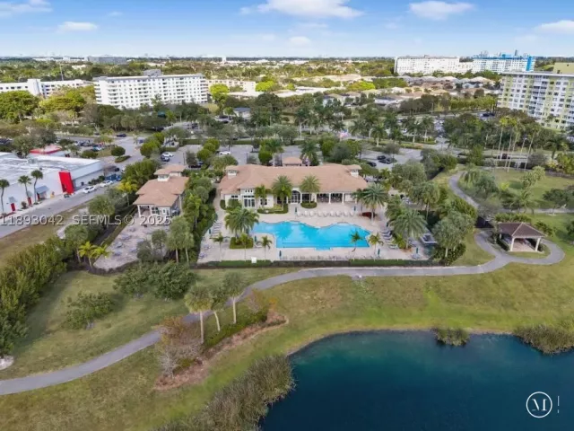 3-bedroom home for sale in Hollywood - 1422 Silk Oak Dr - MondialRealty