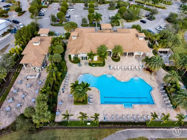 3-bedroom home for sale in Hollywood - 1422 Silk Oak Dr - MondialRealty