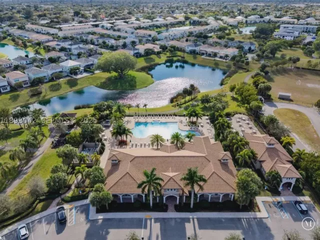 3-bedroom home for sale in Hollywood - 1422 Silk Oak Dr - MondialRealty