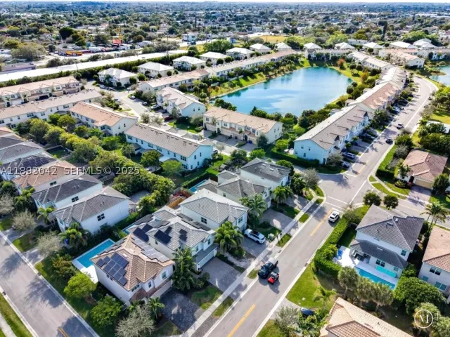 3-bedroom home for sale in Hollywood - 1422 Silk Oak Dr - MondialRealty