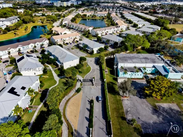 3-bedroom home for sale in Hollywood - 1422 Silk Oak Dr - MondialRealty